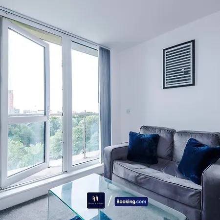 Modern 1 Bed Apartment With Balcony By Host A Home Манчестер Экстерьер фото