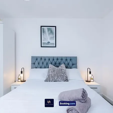 Modern 1 Bed Apartment With Balcony By Host A Home Манчестер Экстерьер фото