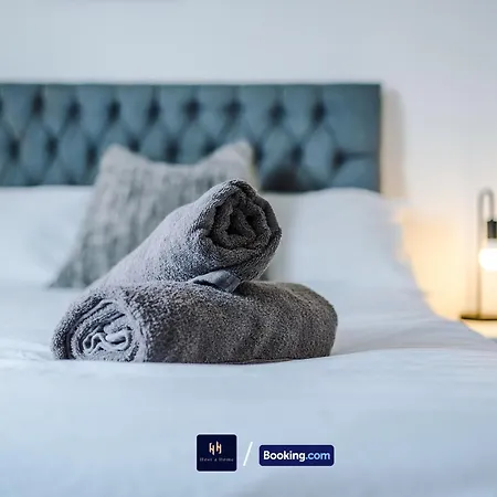 Modern 1 Bed Apartment With Balcony By Host A Home Манчестер Экстерьер фото