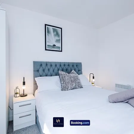 Modern 1 Bed Apartment With Balcony By Host A Home Манчестер Экстерьер фото