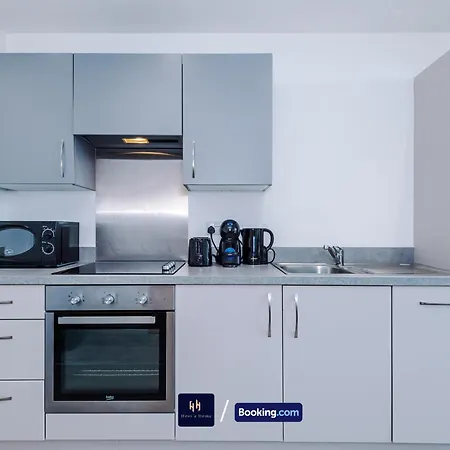 Modern 1 Bed Apartment With Balcony By Host A Home Манчестер Экстерьер фото