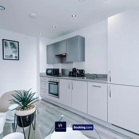 Modern 1 Bed Apartment With Balcony By Host A Home Манчестер Экстерьер фото
