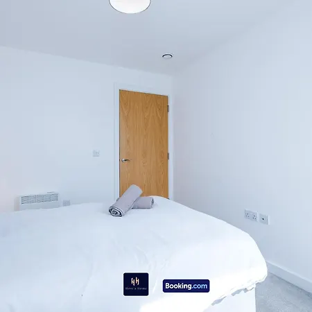 Modern 1 Bed Apartment With Balcony By Host A Home Манчестер Экстерьер фото