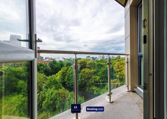 Modern 1 Bed Apartment With Balcony By Host A Home