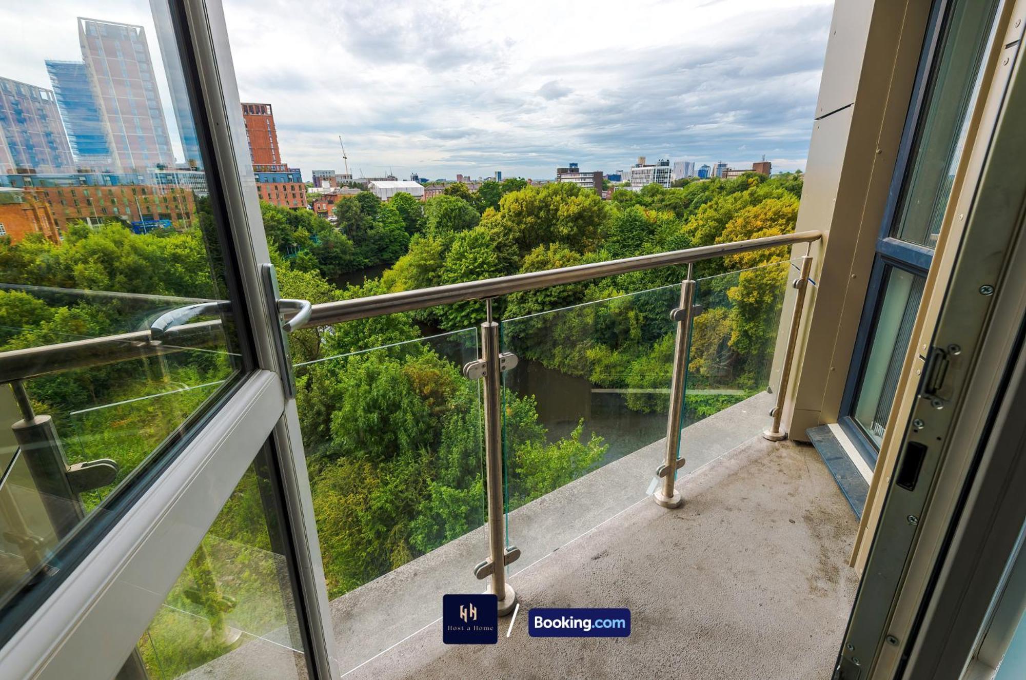 Апартаменты Modern 1 Bed With Balcony By Host A