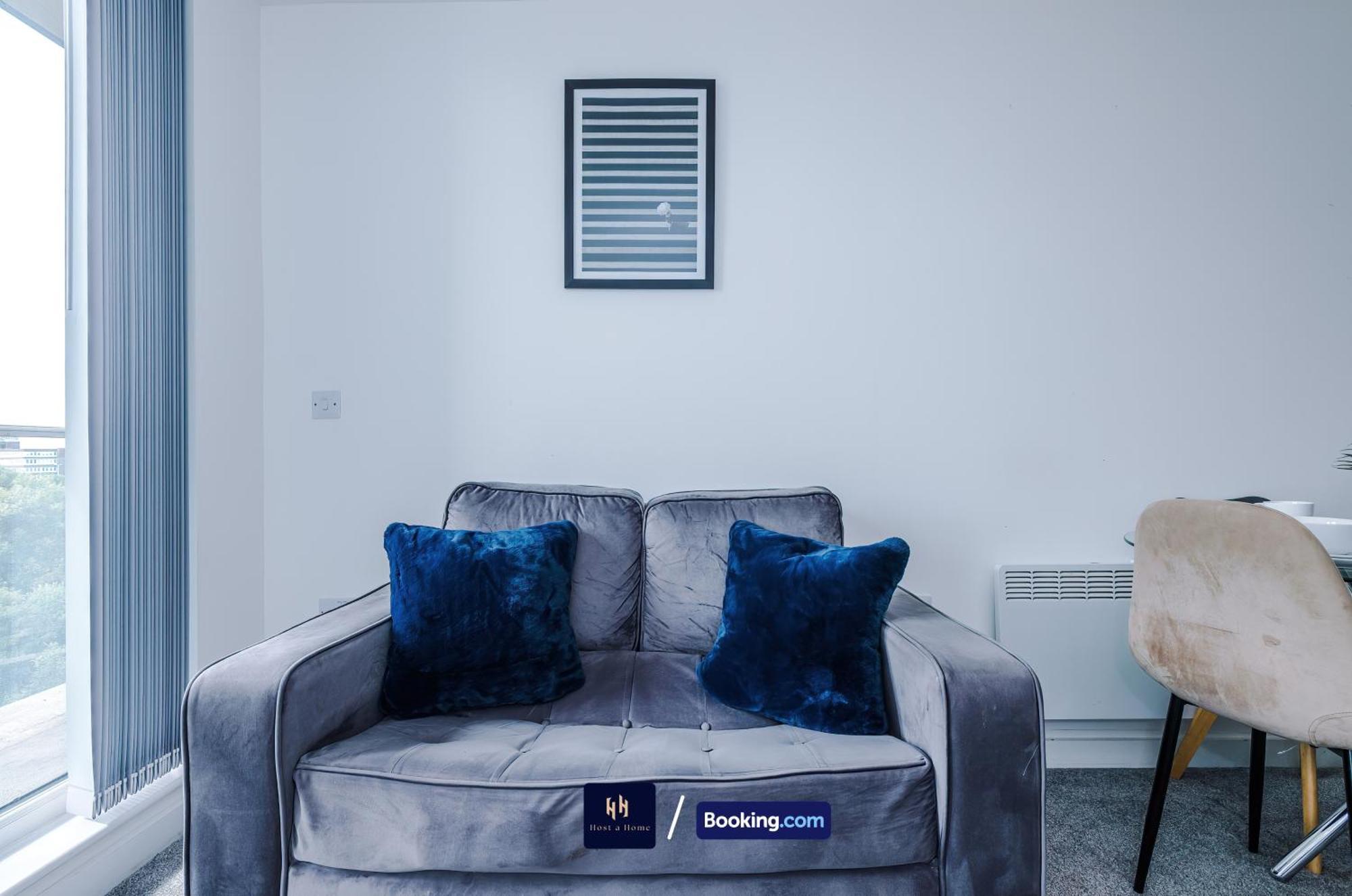 Апартаменты Modern 1 Bed With Balcony By Host A *