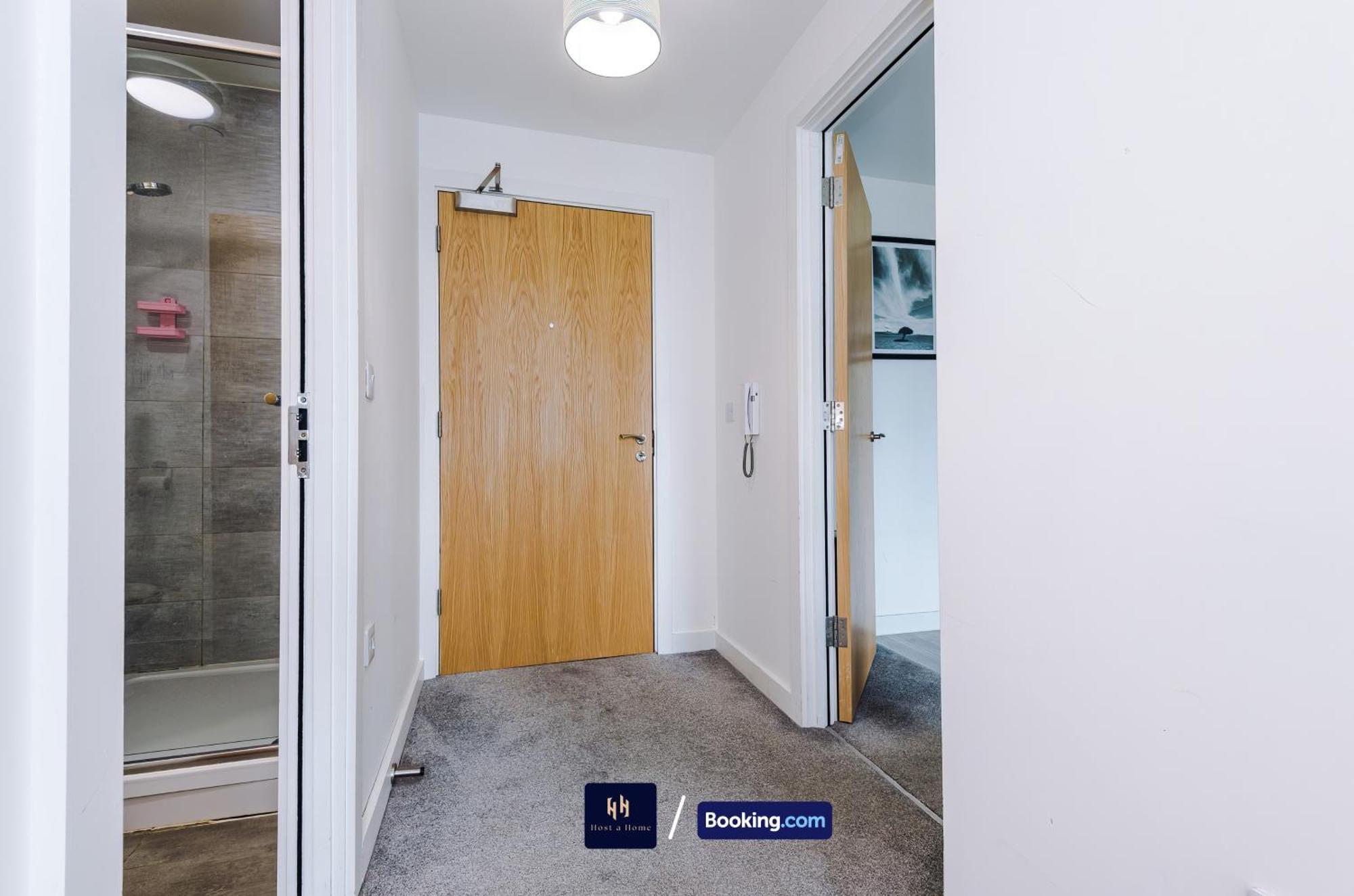 Апартаменты Modern 1 Bed With Balcony By Host A *