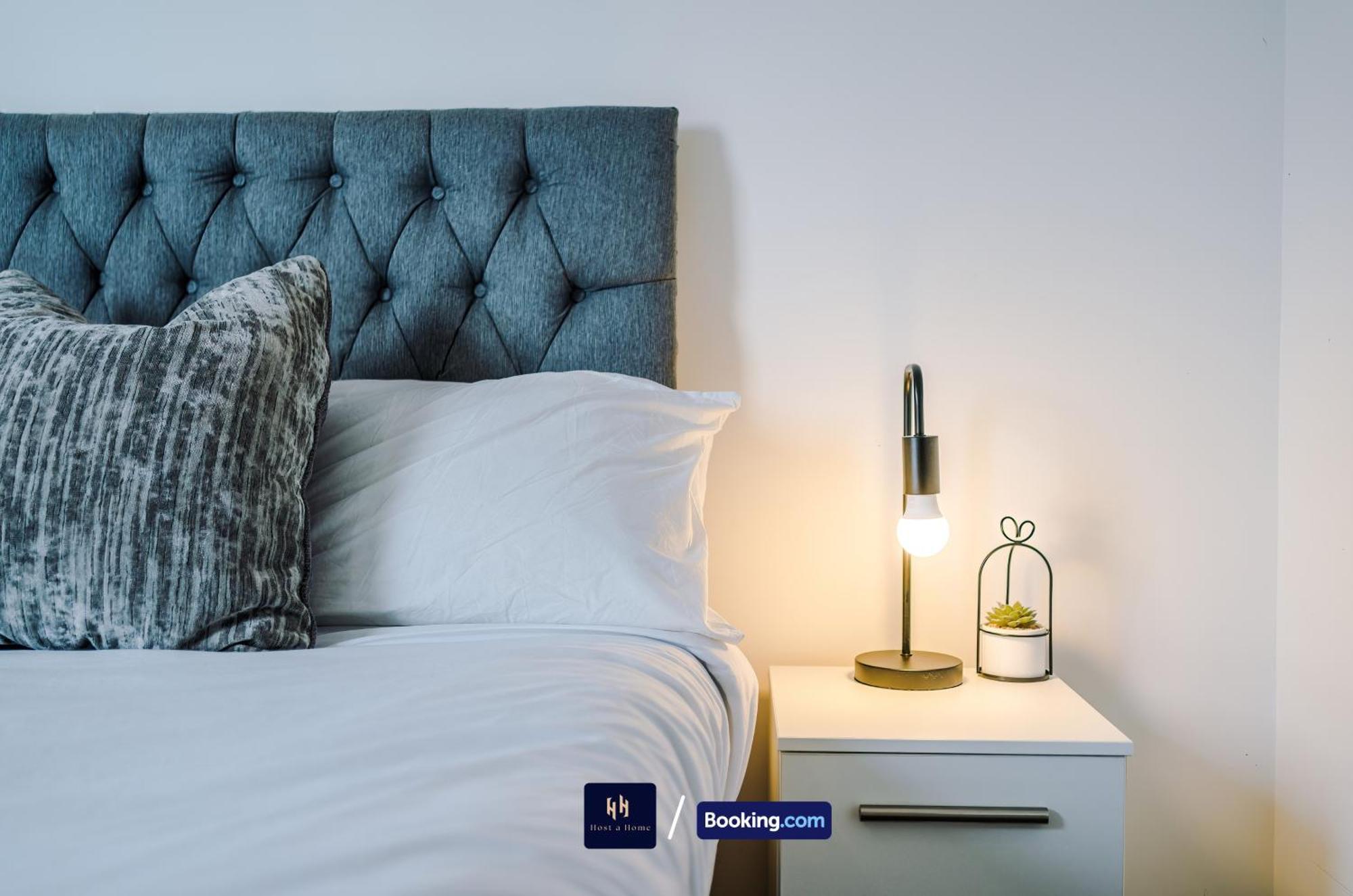 Апартаменты Modern 1 Bed With Balcony By Host A