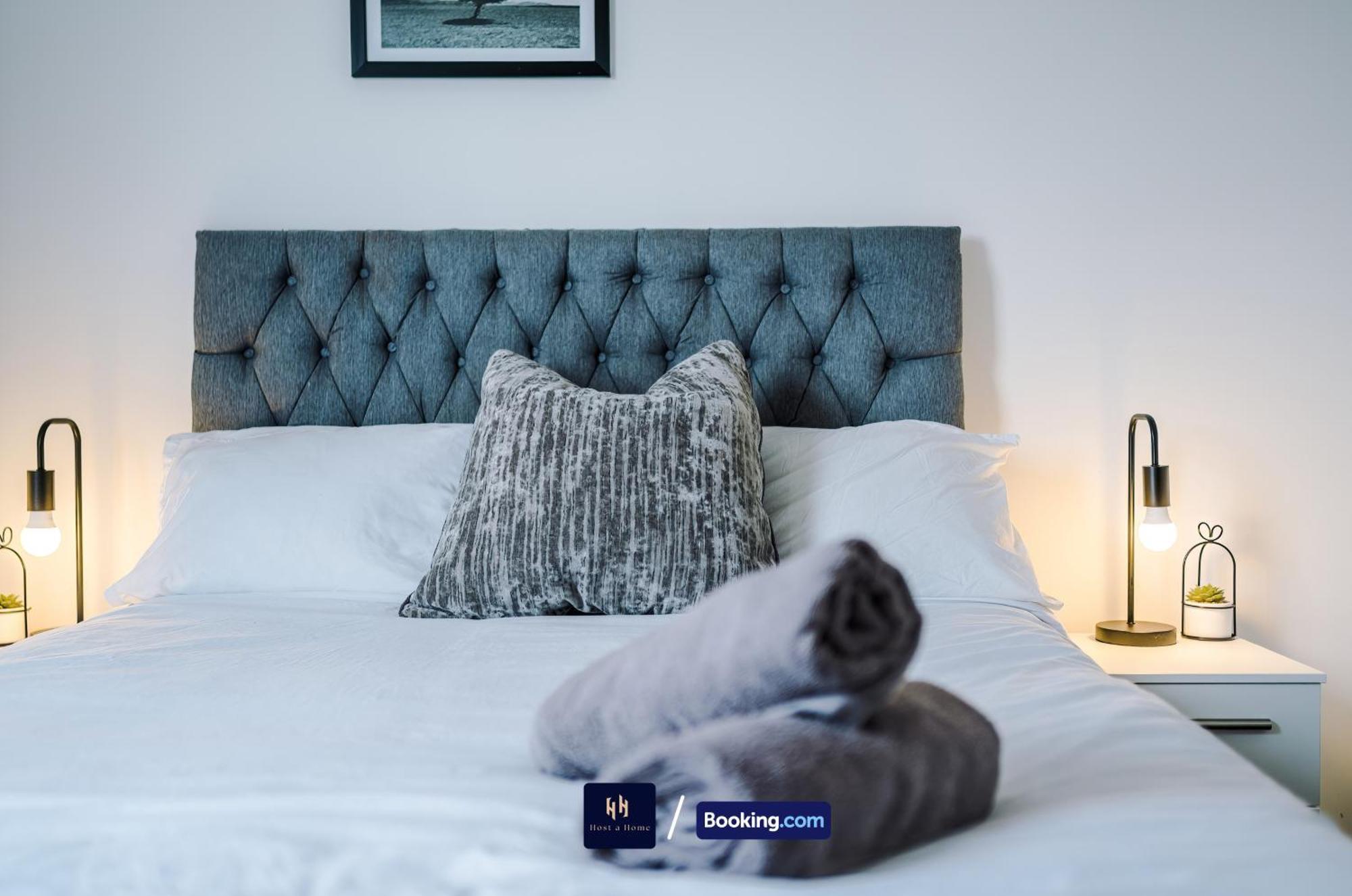 Апартаменты Modern 1 Bed With Balcony By Host A