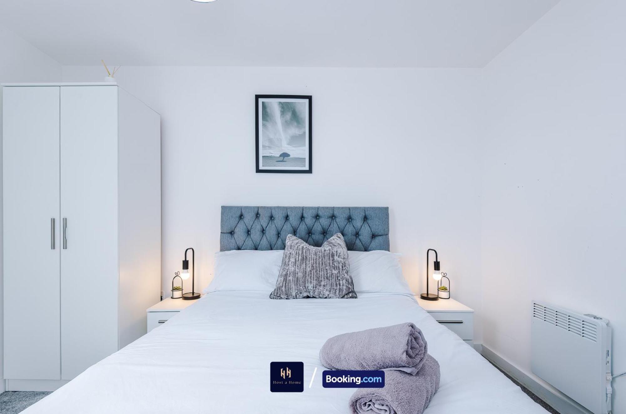 Апартаменты Modern 1 Bed With Balcony By Host A